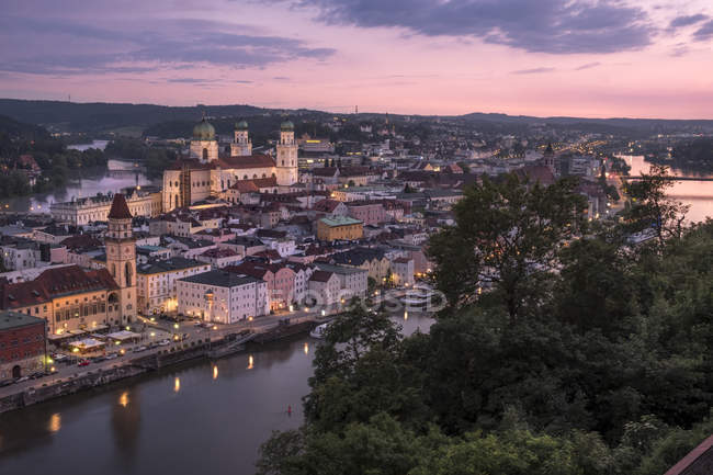 Alemanha, Baviera, Passau, vista da cidade à noite — Fotografia de Stock