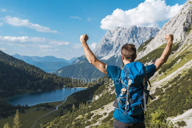 Австрія, Тіроль, мандрівні з рюкзаком, піднімаючи руки, дивлячись на озеро Seebensee — стокове фото