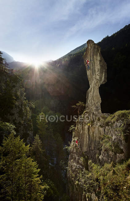 Austria, Zirl, Ehnbachklamm, uomo arrampicata ago di roccia, sole nel cielo — Foto stock