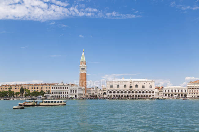 Italia, Venezia, vista dalla laguna verso Piazza San Marco con Campanile — Foto stock