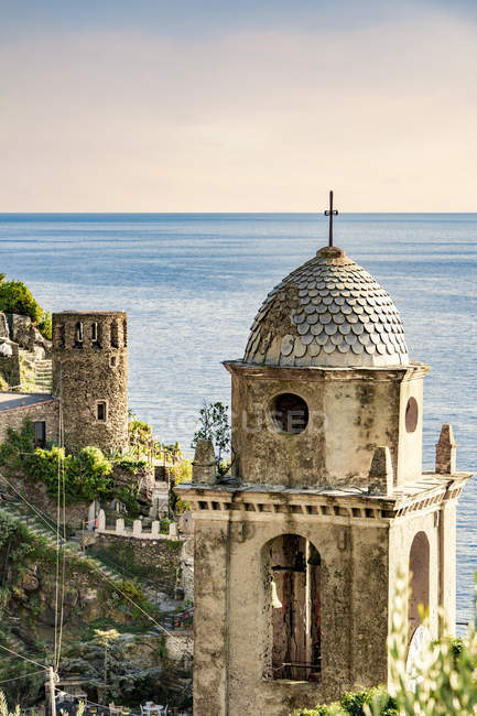 Italy, Liguria, Cinque Terre, Vernazza, towers and Ligurian Sea — Stock Photo