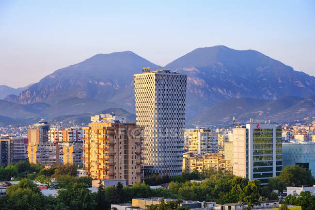 Albania, Tirana, Centro de la ciudad con torre TID - foto de stock