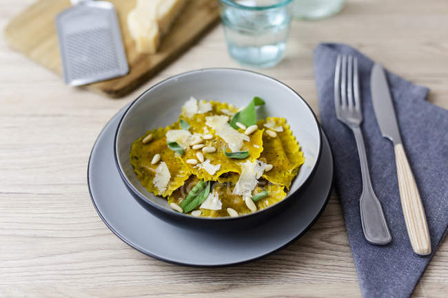 Ravioli vegani con foglie di salvia, pinoli e grana — Foto stock