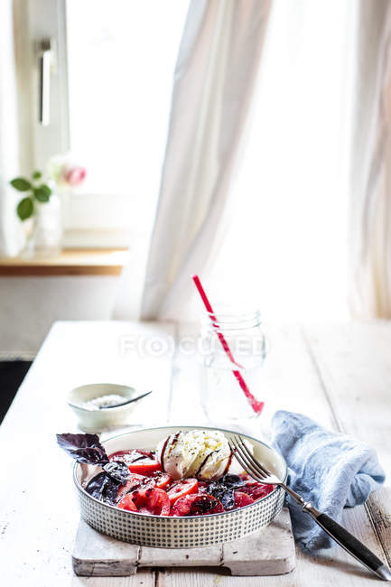 Primo piano di Caprese Insalata sul tavolo — Foto stock