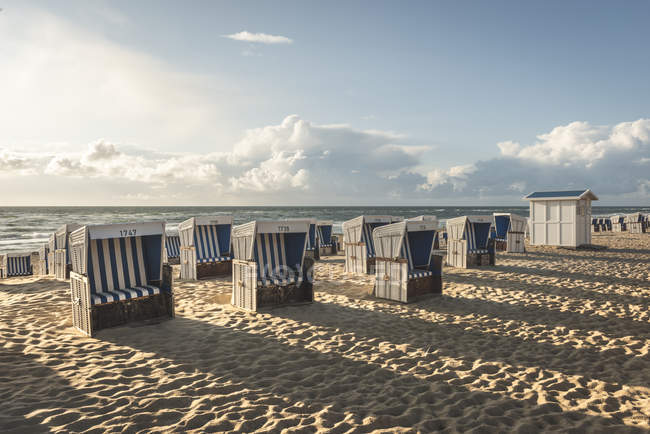 Allemagne, Schleswig-Holstein, Sylt, Westerland, chaises longues à capuchon sur la plage — Photo de stock