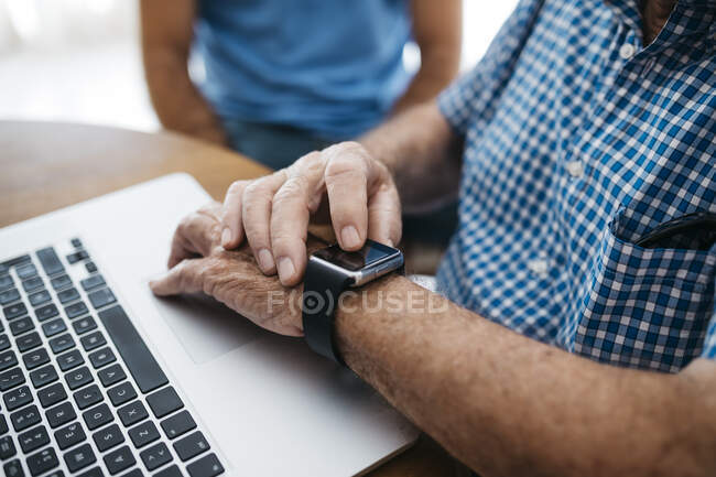 Homme âgé utilisant smartwatch, gros plan — Photo de stock