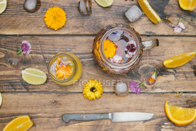 Agua mineral refrescante con flores comestibles, Viola wittrockiana,  Dianthus caryophyllus, Calendula officinalis, limón y naranja — fotografía,  Frescura - Stock Photo | #268380546