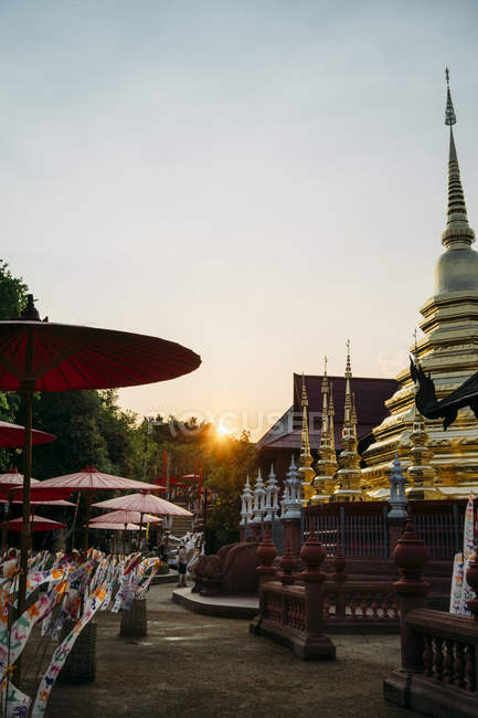 Thailandia, Chiang Mai, Tramonto con decorazioni per festeggiare il nuovo anno al tempio buddista Wat Phan Tao — Foto stock