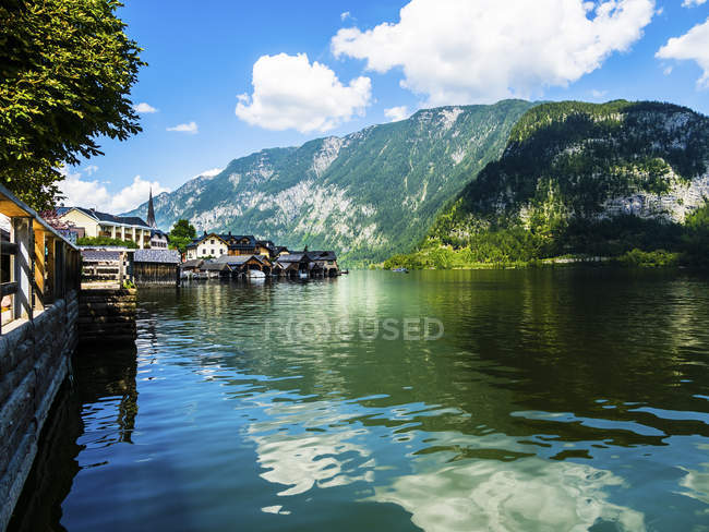 Austria, Salzkammergut, Lago di Hallstatt con Hallstadt — Foto stock