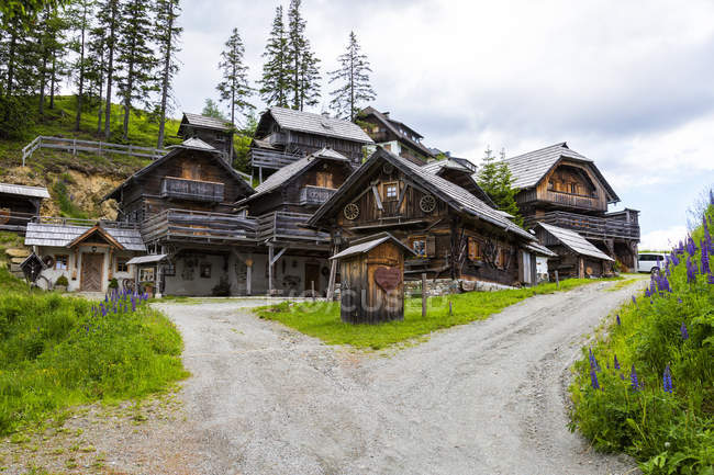 Áustria, Caríntia, Katschberg, casas de madeira — Fotografia de Stock