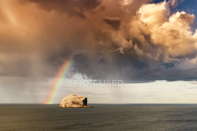 Regno Unito, Scozia, North Berwick, Firth of Forth, vista di Bass Rock con arcobaleno e nuvole di tempesta — Foto stock