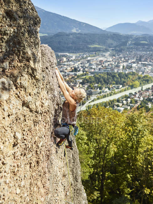Austria, Innsbruck, cava di Hoettingen, arrampicata femminile in parete — Foto stock