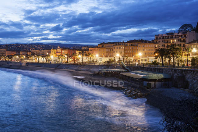 Francia, Provenza-Alpi-Costa Azzurra, Nizza, Vista sulla città ora blu — Foto stock