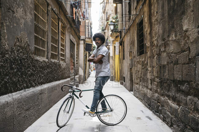 Spanien, Barcelona, Mann steht mit Rennrad in einer Gasse — Stockfoto