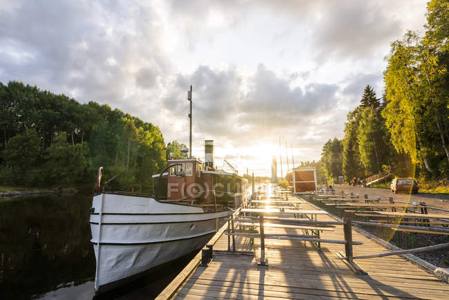 Finlandia, Kajaani, Barca ormeggiata al molo — Foto stock