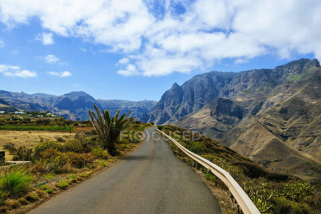 Spanien, Kanarische Inseln, Gran Canaria, Straße zwischen Bergen — Stockfoto