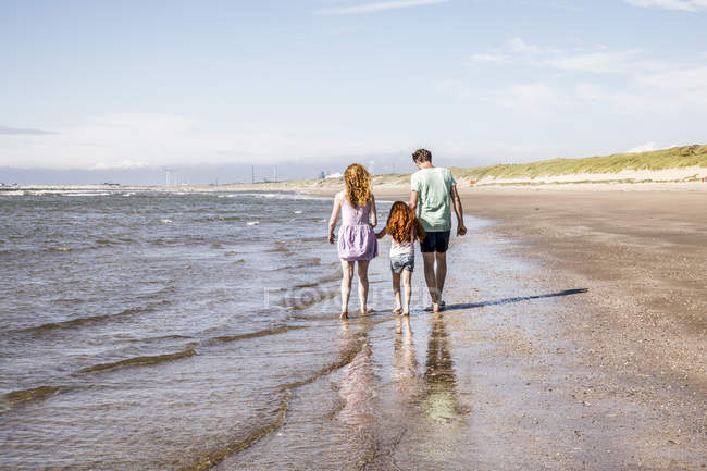Paesi Bassi, Zandvoort, passeggiata in famiglia in riva al mare — Foto stock