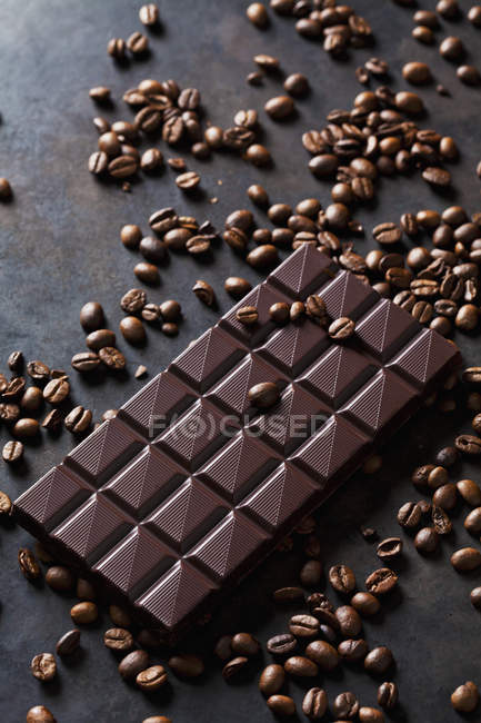 Café recién tostado y chocolate negro - foto de stock