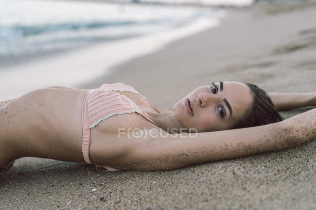 Hermosa mujer acostada en la playa - foto de stock