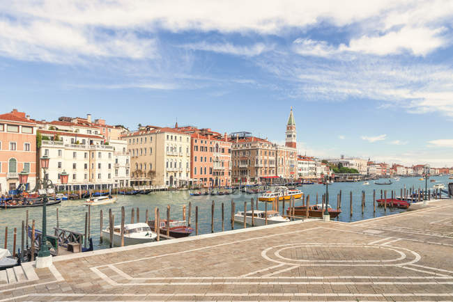 Italia, Venecia, Canale Grande y Campanile di San Marco - foto de stock