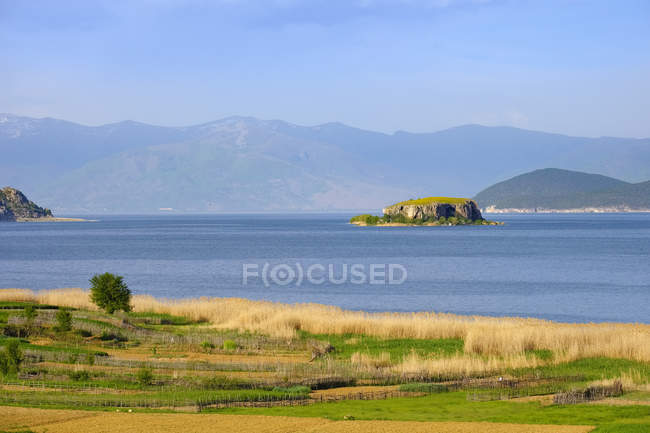 Албания, Национальный парк Преспа, озеро Преспа с островом Малиград, Маледония на заднем плане — стоковое фото