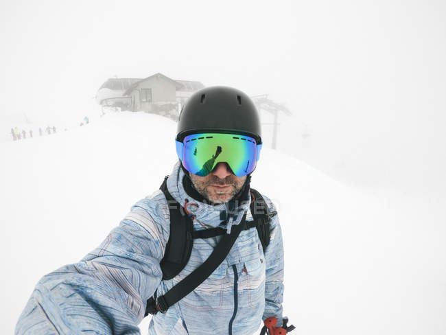 Italie, Modène, Cimone, portrait d'un homme portant des lunettes de ski et un casque dans la brume — Photo de stock