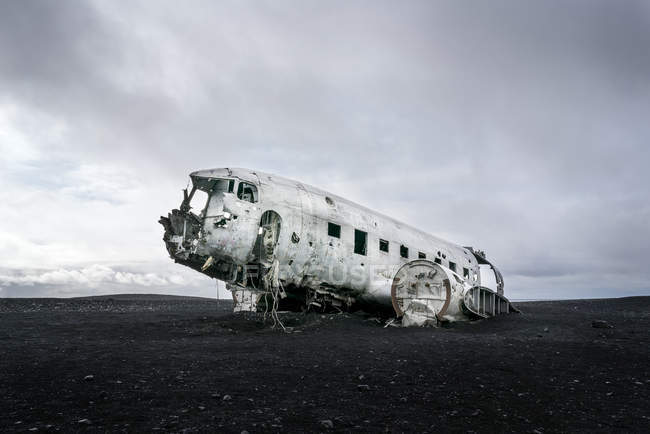 Islande, Solheimasandur, épave d'avion dans le désert — Photo de stock