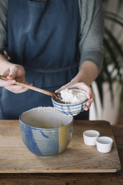 Donna che prepara pastella per biscotti vegan fatti in casa ceci, vista parziale — Foto stock