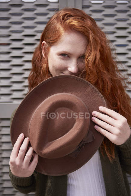 Retrato de mulher ruiva sorridente com chapéu marrom — Fotografia de Stock