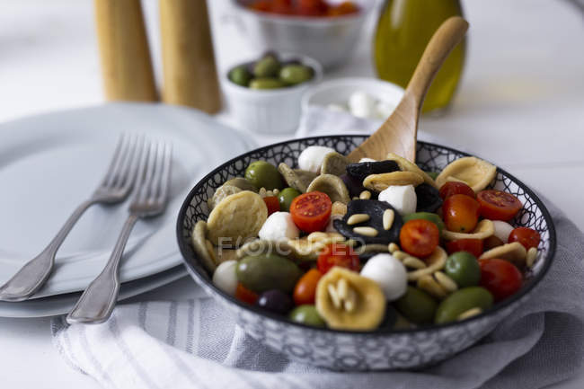 Orecchiette mediterránea con tomate, aceitunas, mozzarella - foto de stock