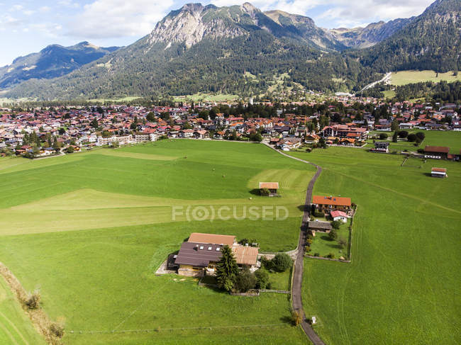 Alemania, Baviera, Suabia, Vista aérea de Oberstdorf, casas de pueblo en el prado - foto de stock