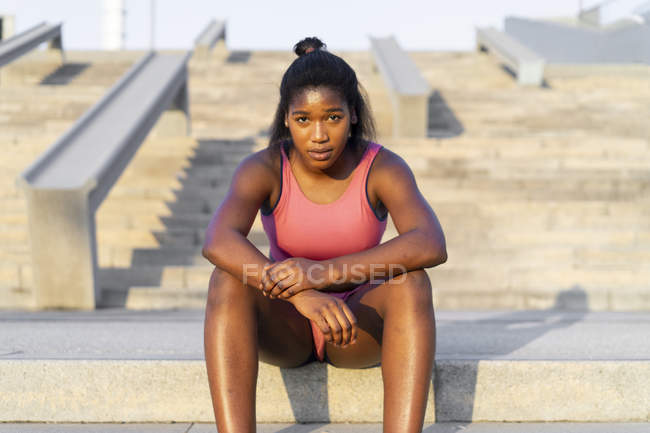 Jovem mulher durante o treino nas escadas — Fotografia de Stock