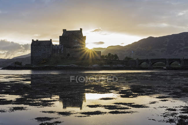 UK, Scotland, Dornie, Loch Duich, Eilean Donan Castle at sunset — Stock Photo