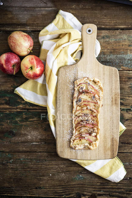 Tarta de manzana casera sobre tabla de madera — Stock Photo