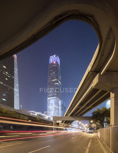 Китай, Пекін, центральний діловий район і трафік вночі — стокове фото