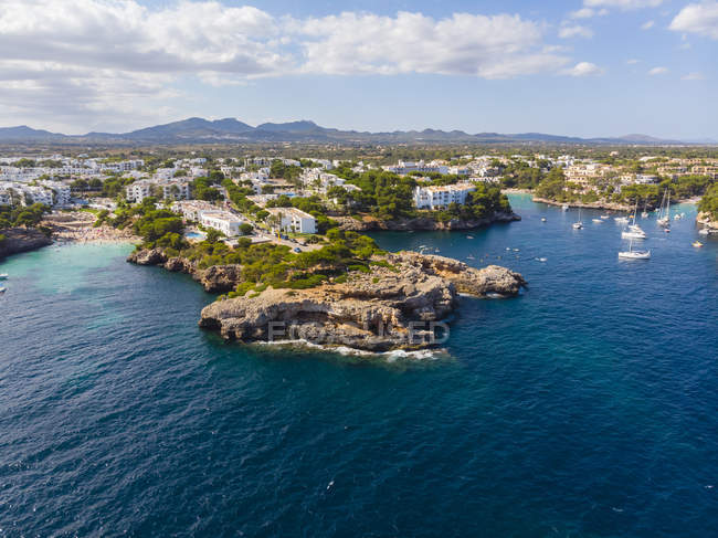 España, Mallorca, Portocolom, Vista aérea de Cala d 'Or y bahía Cala Ferrera - foto de stock