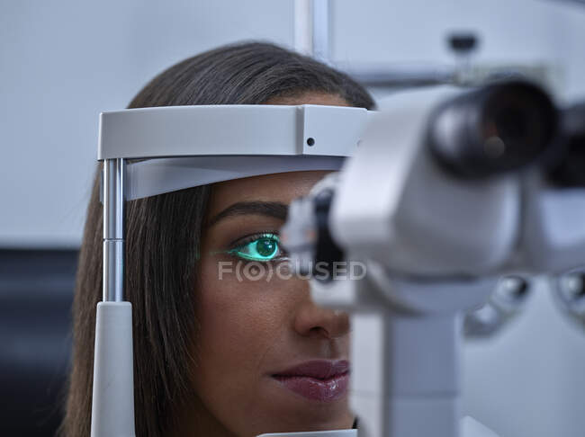 Optician, mulher jovem durante o teste ocular — Fotografia de Stock
