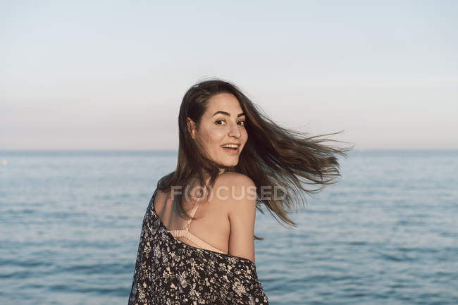 Hermosa mujer en la playa, sonriente, retrato - foto de stock