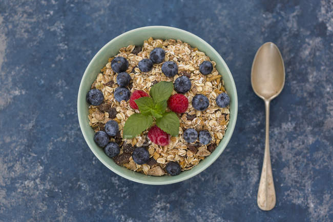 Bowl of muesli with raspberries and blueberries — Stock Photo