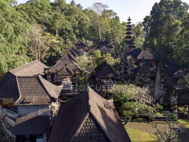 Indonésia, Bali, Ubud, Vista aérea do templo balinês — Fotografia de Stock
