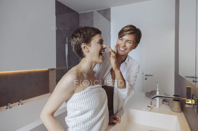 Felice coppia lesbica ottenere pronto per la loro giornata in bagno — Foto stock