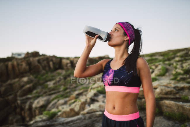 Портрет спортсменки, пьющей воду на открытом воздухе — стоковое фото