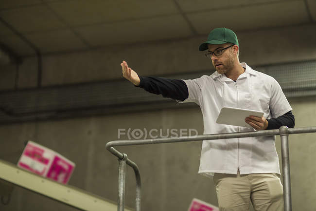 Trabalhador instruindo na fábrica — Fotografia de Stock