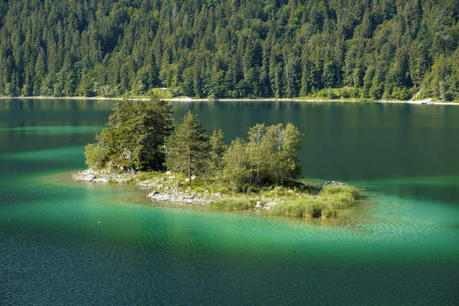 Alemanha, Alta Baviera, vista para Ludwigsinsel no Lago Eibsee — Fotografia de Stock