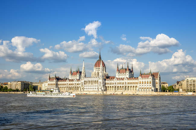 Венгрия, Будапешт, здание парламента на Дунае — стоковое фото