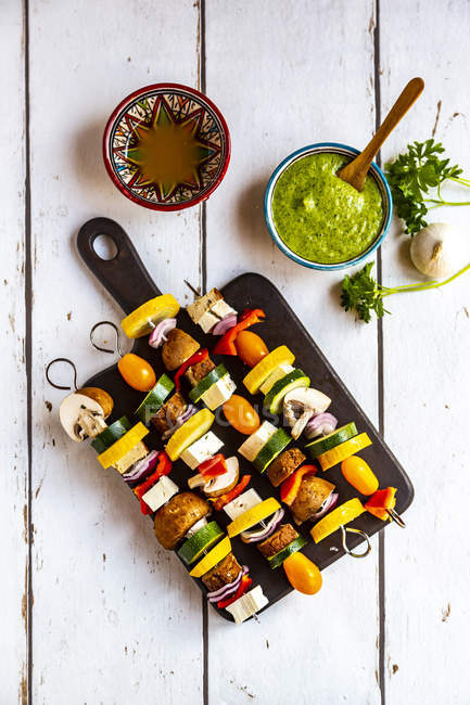 Vegetarian grill skewers, tomato, yellow and green zucchini, tofu, feta, onion and champignon, Argentinian chimichurri — Stock Photo