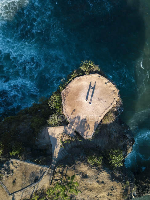 Indonesia, Bali, Vista aérea del mirador en la playa de Balangan - foto de stock