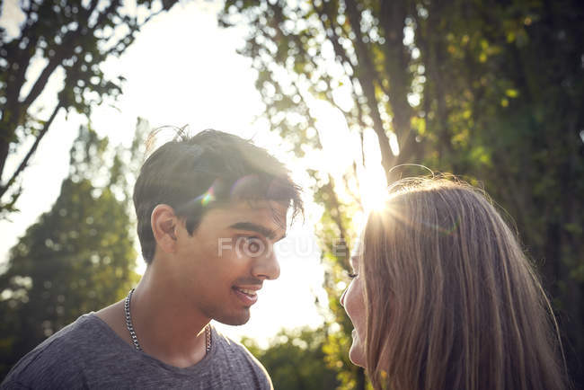 Felice giovane coppia flirtare in un parco in estate — Foto stock