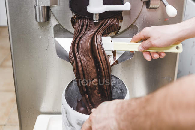 Making ice cream at an ice cream parlour — Stock Photo