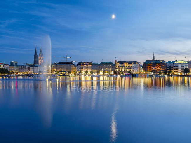 Germania, Amburgo, Alster Interno con fontana Alster la sera — Foto stock